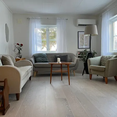 شقة Koselig Med Gratis Parkering Og Naert Busstopp ترومسو